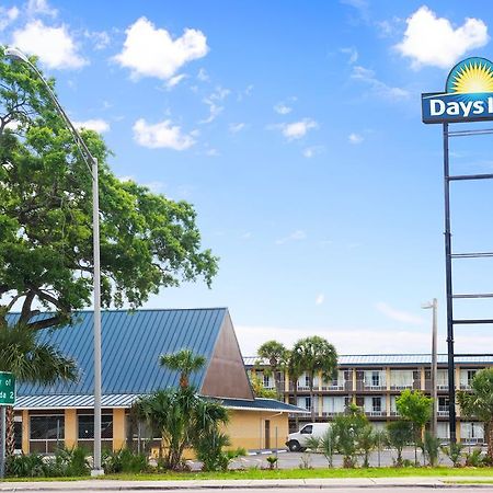 Days Inn Tampa North Of Busch Gardens Lutz Exterior photo