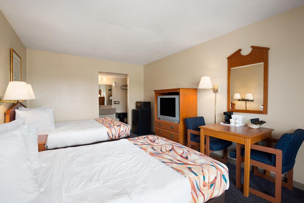 Days Inn Tampa North Of Busch Gardens Lutz Room photo